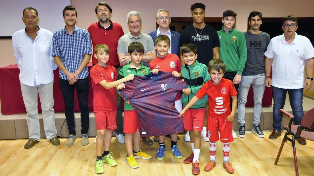 En este momento estás viendo La SD Huesca y el CF Jacetano firman un convenio deportivo y social