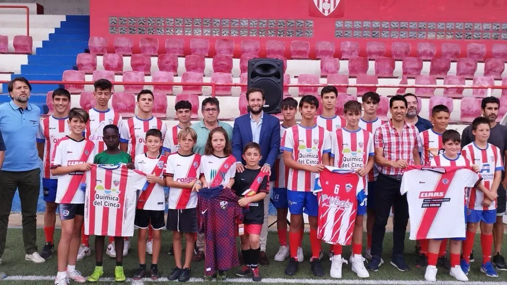 En este momento estás viendo La SD Huesca firma en Monzón un nuevo convenio deportivo y social